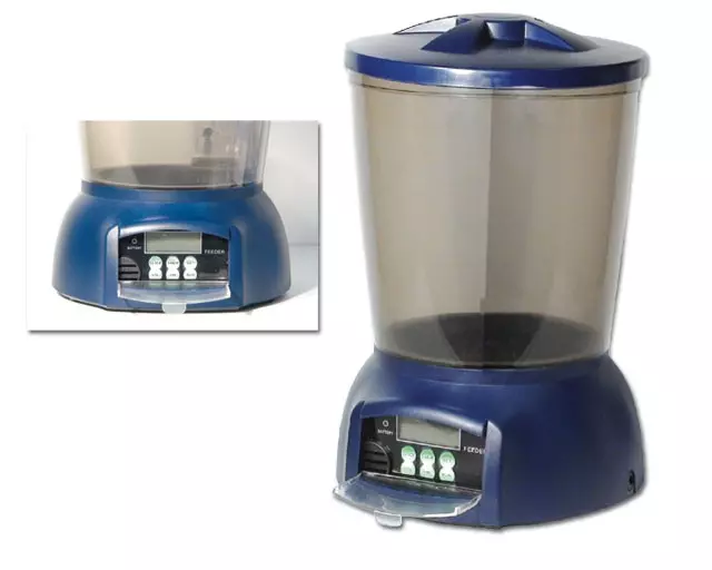 Mangiatoia automatica blu per laghetto, con contenitore trasparente e pannello di controllo. Vista dettagliata del pannello di controllo.