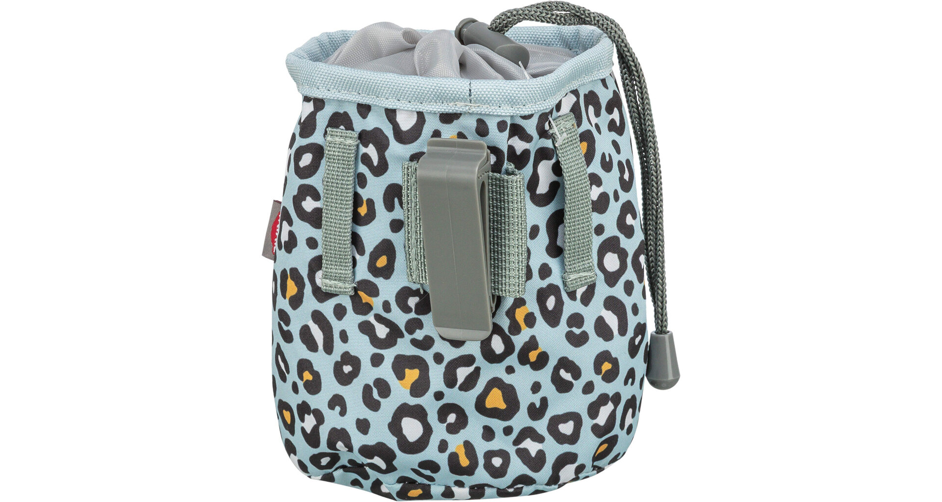 Hellblauer Chalk Bag mit auffälligem Leopardenmuster in Schwarz, Weiß und Gelb. Mit grauem Kordelzugverschluss, robustem grauen Plastikclip vorn zur Befestigung und grauen Seitenschlaufen. Weiches hellgraues Innenfutter.
