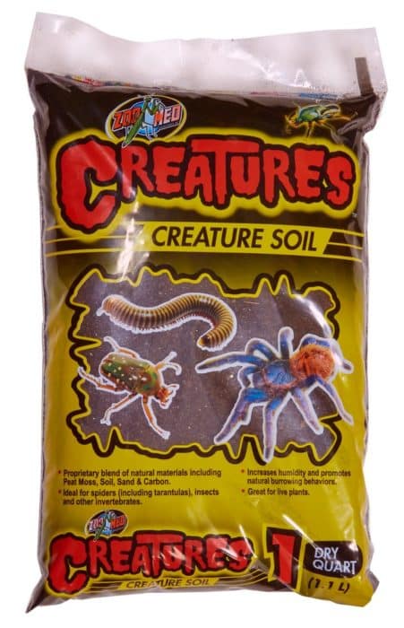 Gelb-braune Verpackung „Creatures Creature Soil“ von Zoo Med mit Illustrationen eines Tausendfüßlers, Käfers und blau-orangefarbener Vogelspinne. Bodensubstrat für Spinnen, Insekten und Wirbellose, ideal für Terrarien.