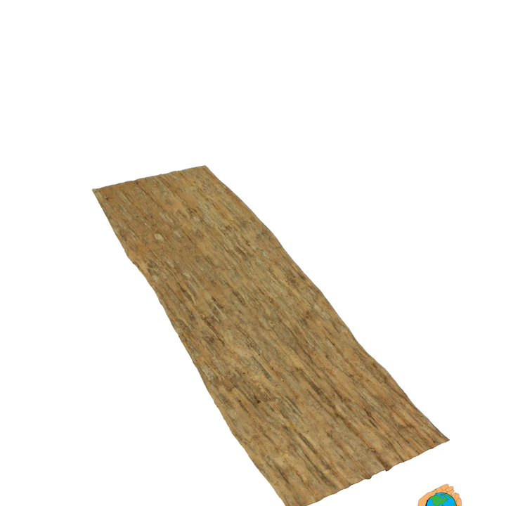 Langes, rechteckiges, getrocknetes Bananenblatt in Beige-Braun, diagonal auf weißem Hintergrund. Deutliche vertikale Faserstruktur, leicht unregelmäßige Ränder; rustikal, organisch.