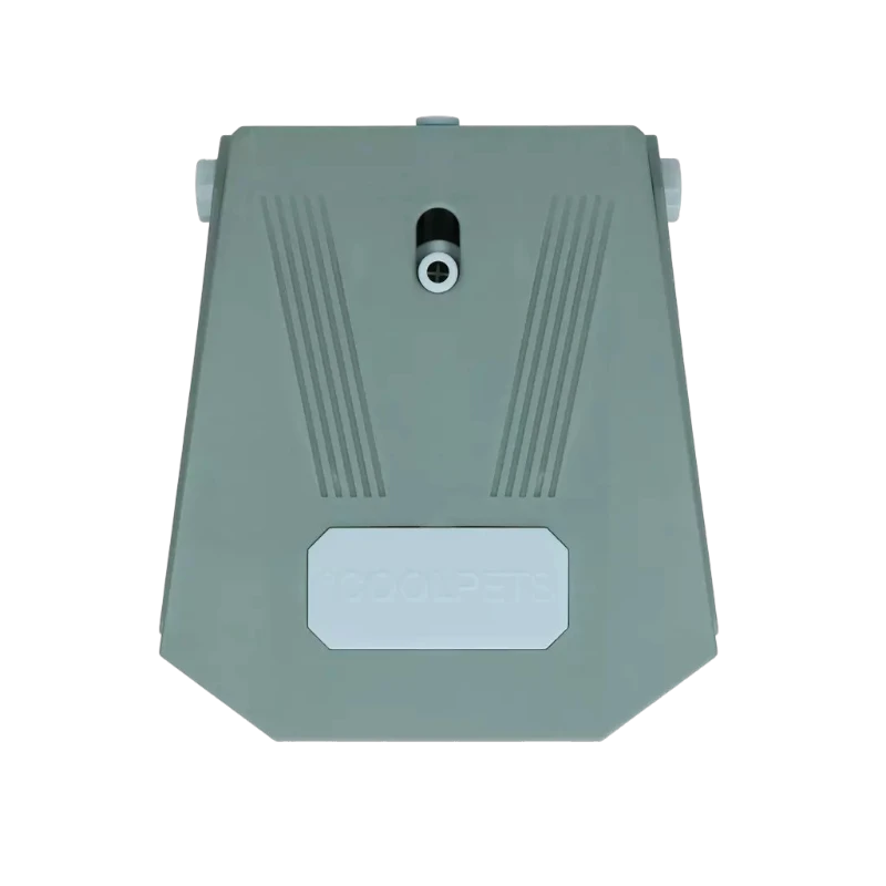 Dispositivo elettronico grigio chiaro a forma di scudo, forse accessorio per animali domestici, su sfondo scuro. Apertura circolare per sensore in alto, scanalature verticali ai lati e piastra azzurra in basso con logo "COOLPETS".