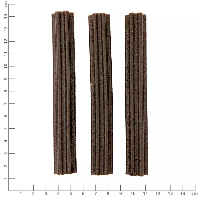 Trois Wolfsblut Vetline Care Dental Sticks, allongés, rainurés, côte à côte sur fond blanc.