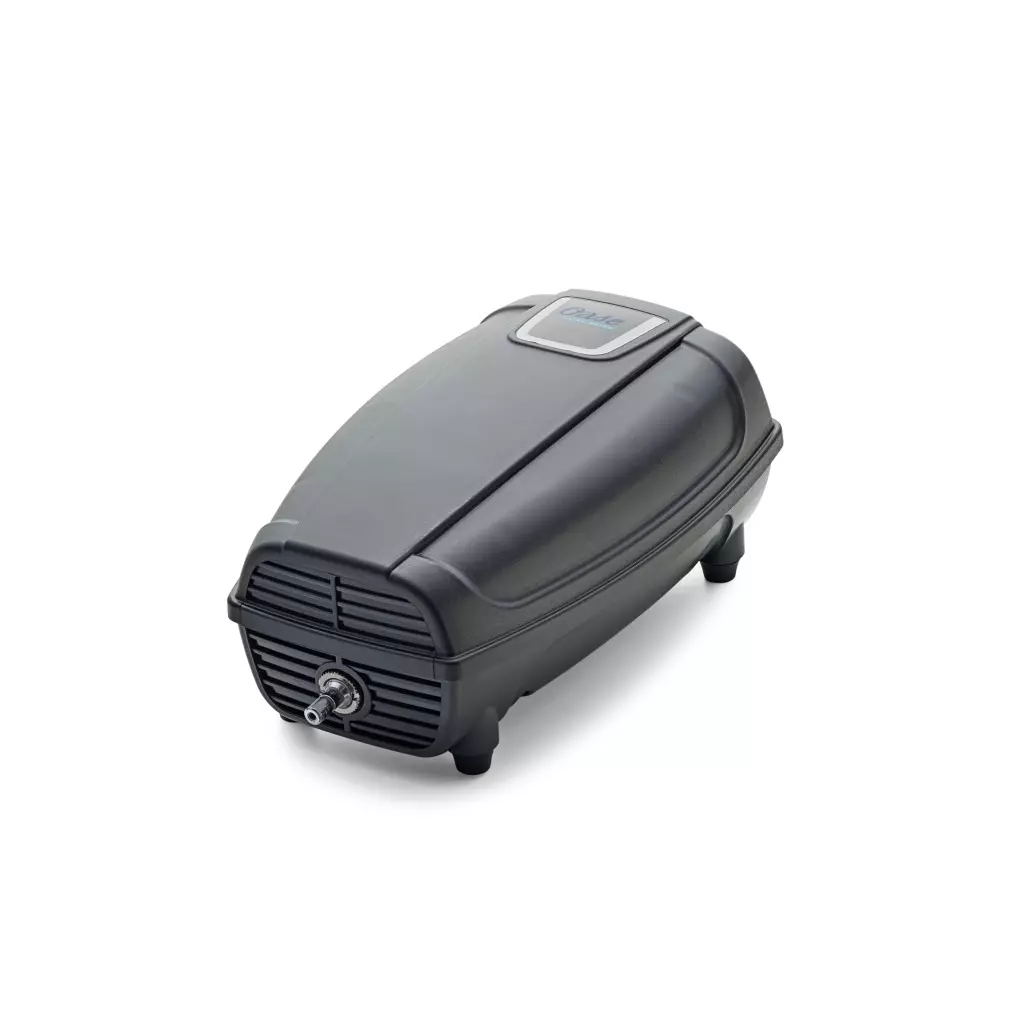 Schwarzer Oase AquaOxy Teichbelüfter mit Düse und Lüftungsschlitzen. Das Gehäuse hat die Form eines abgerundeten Quaders.