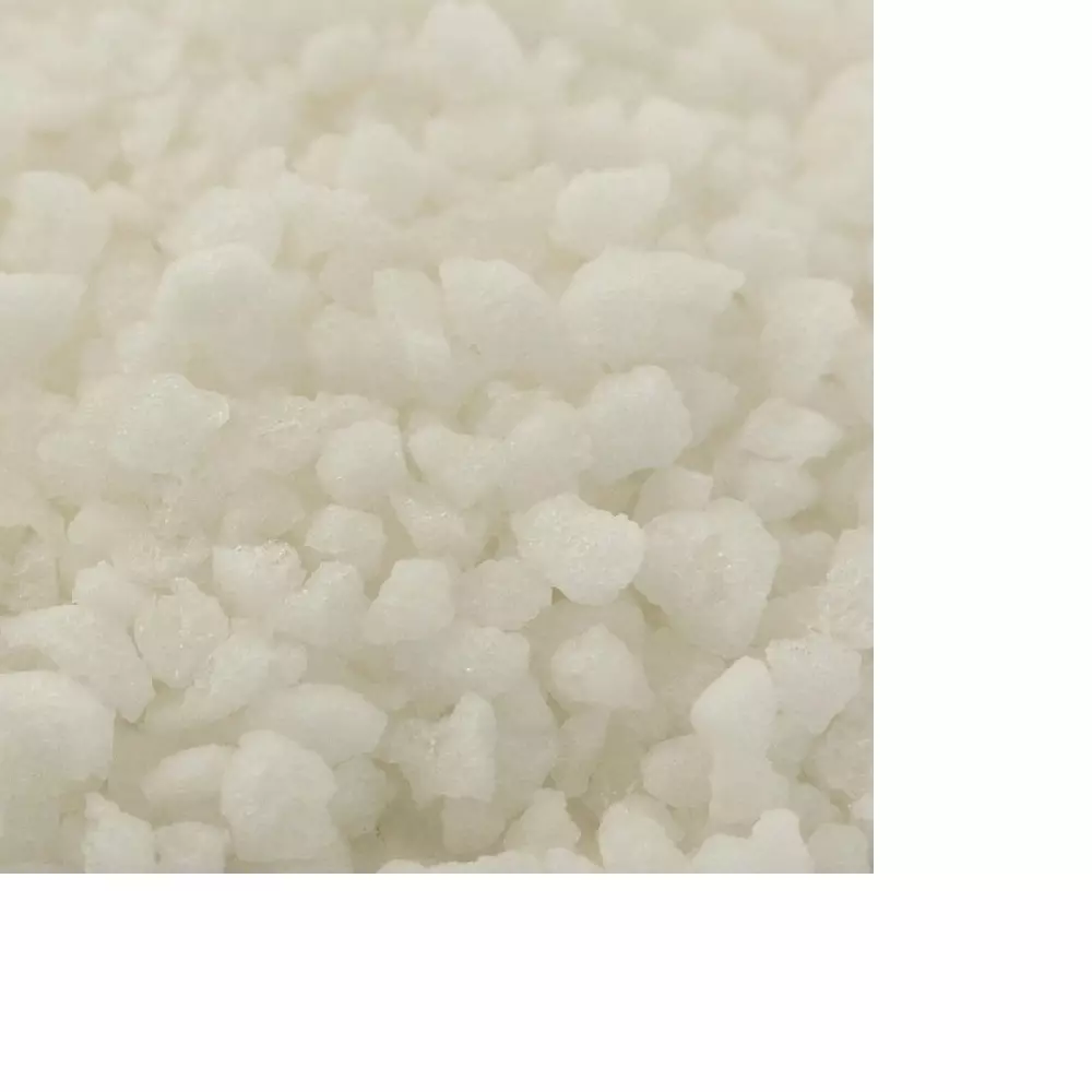 Primo piano di cristalli d'acqua bianchi e granulosi.