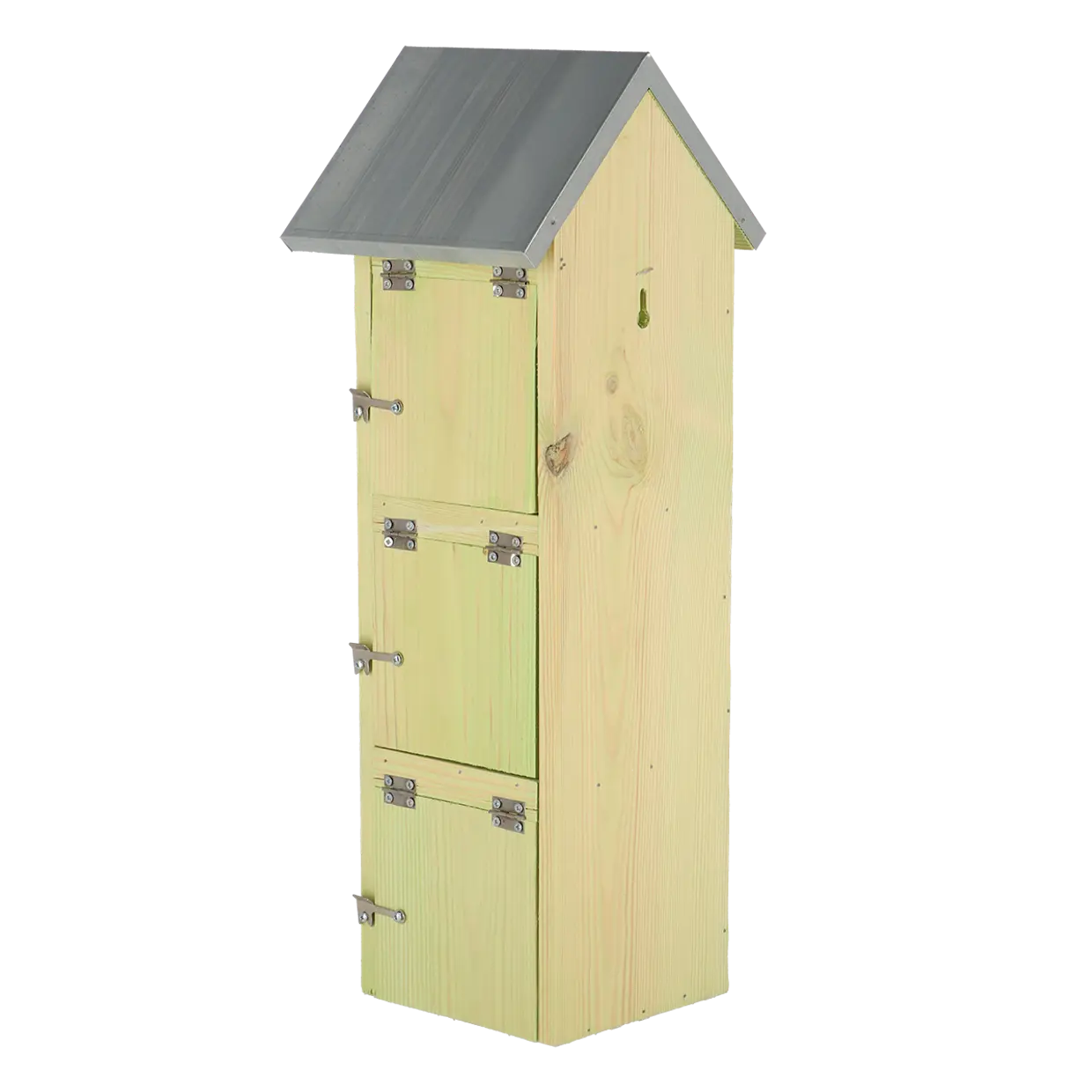 Alto hotel per insetti rettangolare in legno chiaro verdastro con tetto spiovente in metallo grigio. A sinistra tre scomparti con porticine in legno, cerniere e chiavistelli. A destra pannello con ganci metallici.