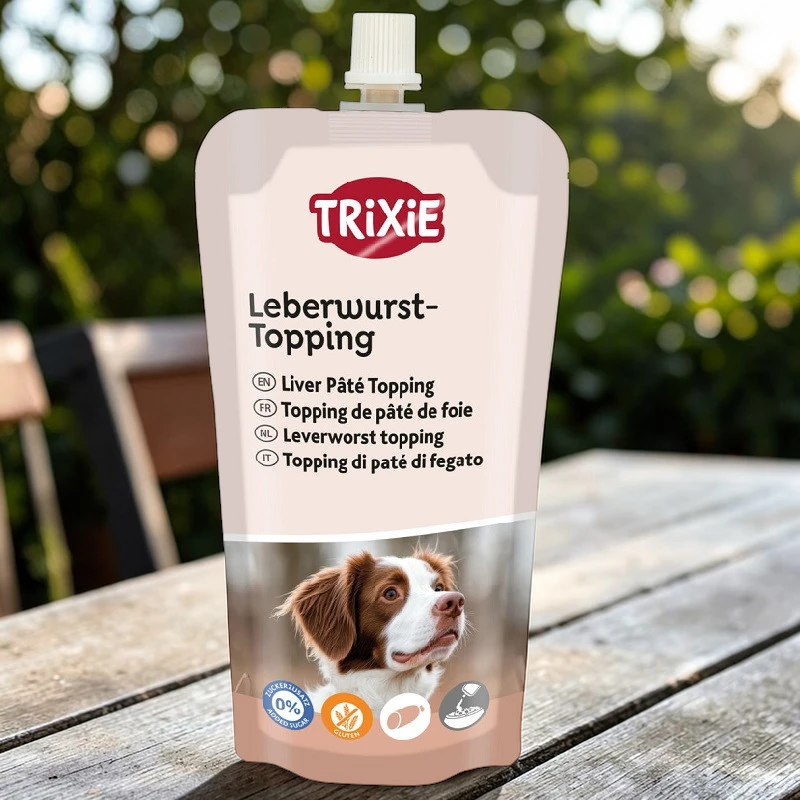 Una confezione di salsicce di fegato Trixie con la foto di un cane in basso, su un tavolo di legno all'aperto.