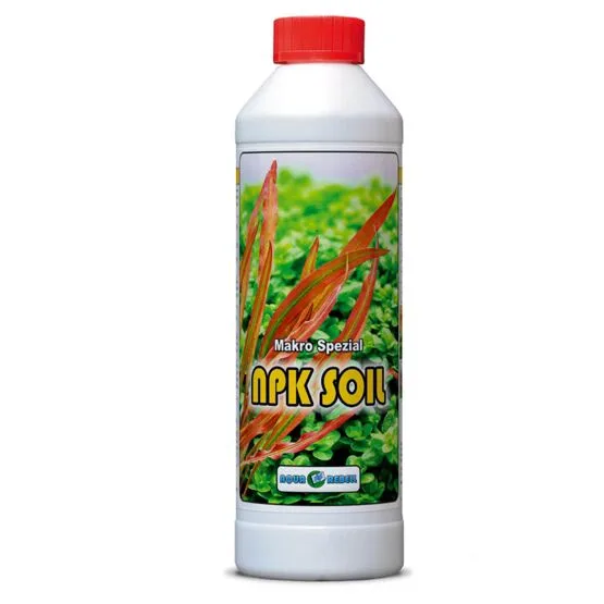 Weiße Flasche mit rotem Schraubverschluss. Etikett zeigt üppige grüne und rötliche Wasserpflanzen; darauf stehen „NPK SOIL“, „Makro Spezial“ und das AQUA REBELL Logo. Aquariendünger vor weißem Hintergrund.