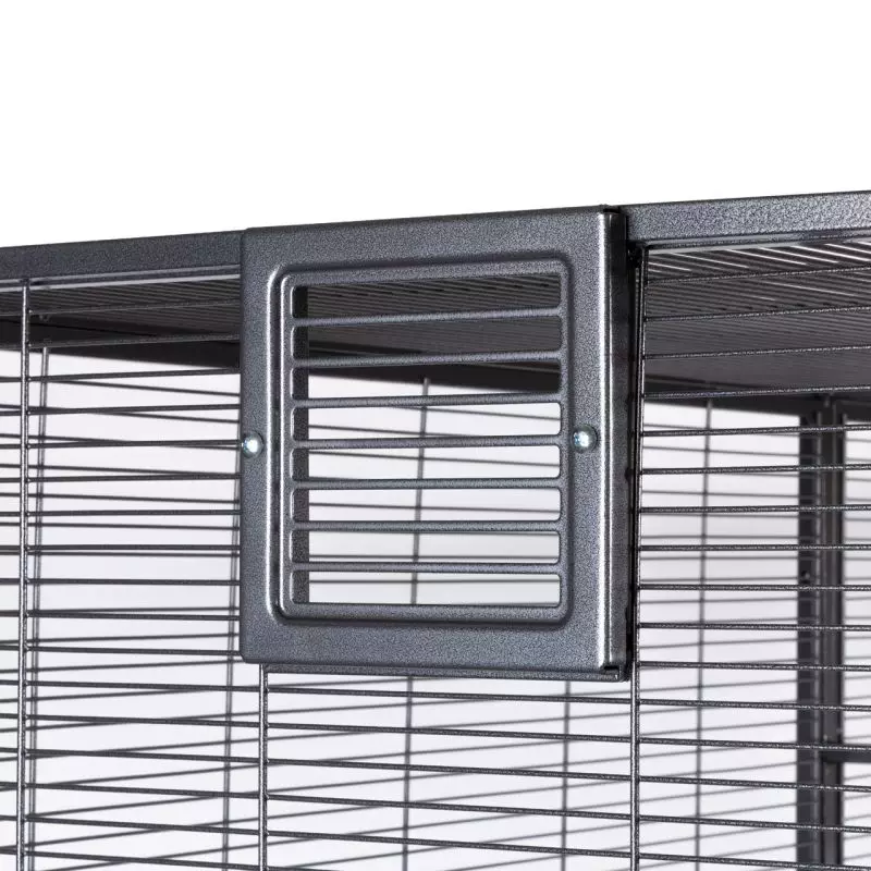 Primo piano di una griglia di ventilazione di una voliera per uccelli in metallo.