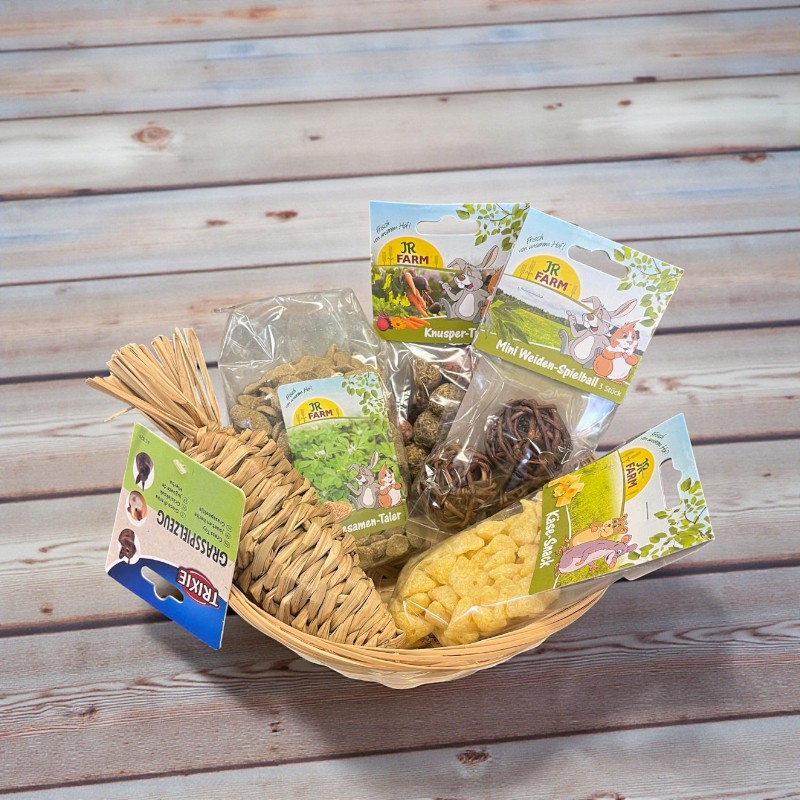 Gefüllter Osterkorb für Nager und Kaninchen mit Snacks, Heu und Spielzeug der Marke Zoo Roco.
