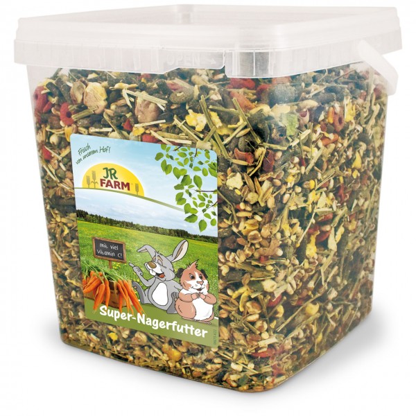 Grande contenitore in plastica trasparente con mangime variegato per roditori a base di cereali, erbe aromatiche, verdure essiccate e frutta. Etichetta colorata: coniglio e porcellino d'India su un prato con carote, scritta "Super-Nagerfutter".