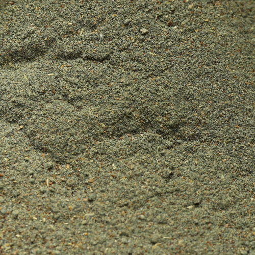 Nahaufnahme von DuplaRin Herbi Gel: Feines, grünliches Pulver. Futterpaste für herbivore Zierfische im Aquarium.