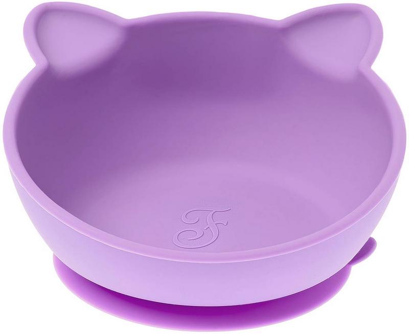 Hellviolette Silikon-Futterschale mit zwei kleinen, nach oben gerichteten Ausbuchtungen am Rand wie Katzenohren. Matte, glatte Oberfläche und dunkelviolette Saugnapfbasis für stabilen Halt. Innen eingeprägtes, geschwungenes F-Logo. Ideal als Katzennapf.