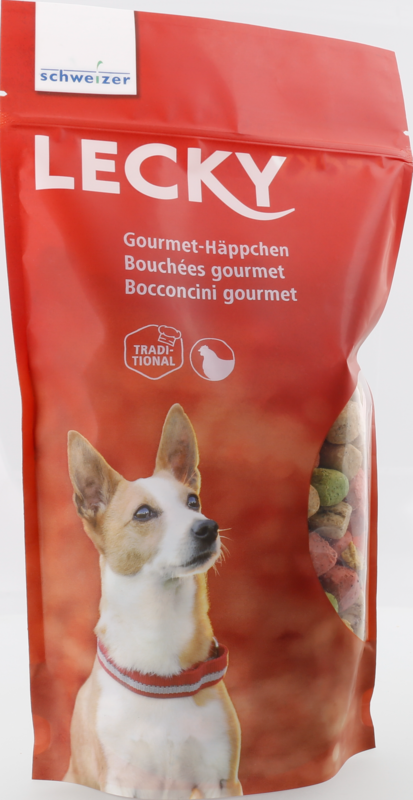 Sachet rouge debout « Lecky » de friandises gastronomiques pour chiens. Au recto : chien blanc et brun avec collier rouge. Fenêtre transparente montrant des biscuits croustillants verts, rouges et marron. Arôme poulet-vanille.