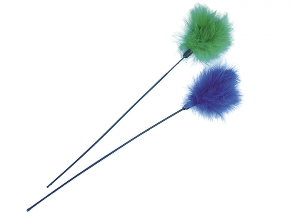 Deux jouets à plumes colorés pour chats sur fond blanc. La plume du haut est vert clair, celle du bas est bleu vif. Les deux sont fixées à de longues tiges noires fines, disposées en biais, qui incitent à jouer.