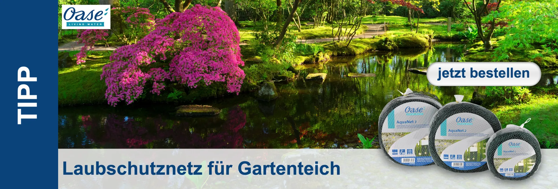 Malerischer Gartenteich mit klarem, spiegelndem Wasser, umgeben von üppigem Grün und Bäumen. Links blüht ein großer, leuchtend rosafarbener Busch und spiegelt sich im Teich. Vorn drei Oase AquaNet Laubschutznetze.