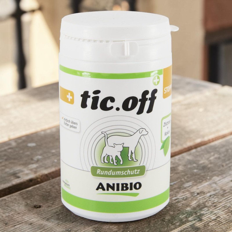 Weiße Dose "tic.off" von ANIBIO mit Katzen- und Hundesymbol, für Rundumschutz gegen Zecken, auf einer Holzoberfläche.