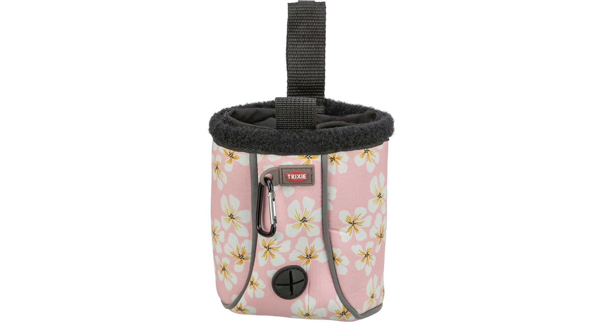 Rosa Leckerlibeutel für Hunde mit weißem Blumenmuster und gelben Details. Mit dunklem, verstellbarem Riemen und flauschiger grauer Oberkante. Vorne: grauer Karabiner, Kotbeutelspender und Trixie-Logo.