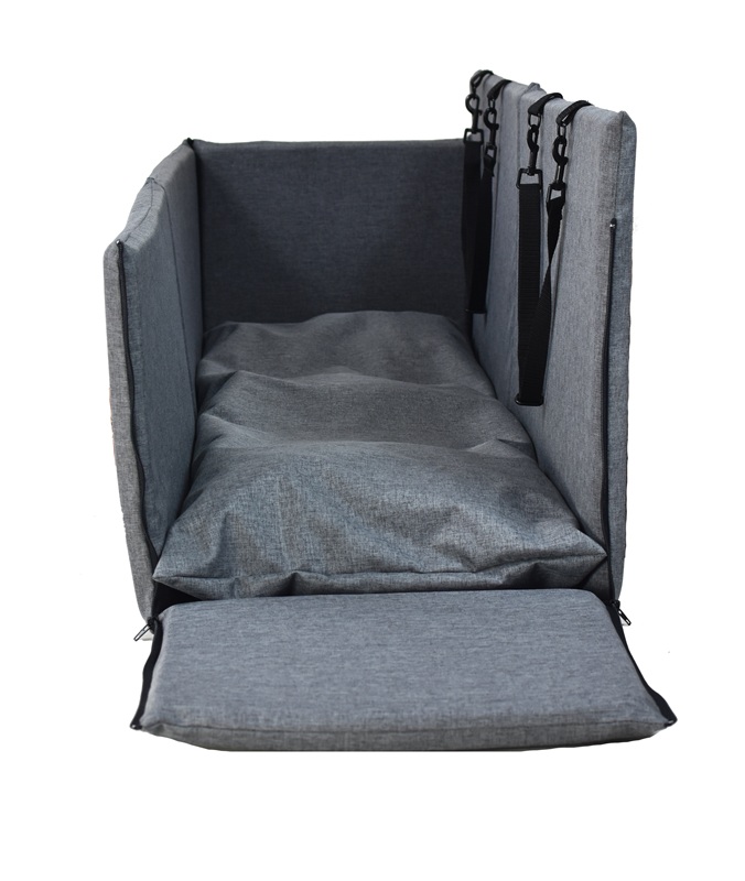 Lit pour chien Goro rectangulaire et gris, vu de face, avec des parois latérales hautes et une partie avant rabattable pour faciliter l'accès. À l'intérieur, un coussin moelleux gris. À l'arrière, des sangles noires avec boucles pour fixer l'appui-tête.