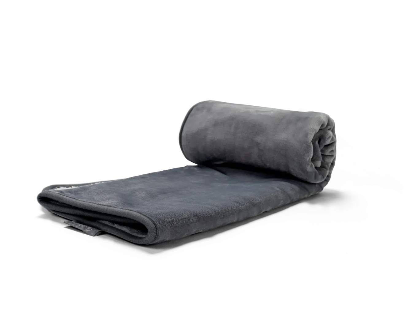 Coperta grigia per cani arrotolata Pearl, impermeabile, con peluche corto da un lato e pile dall'altro.