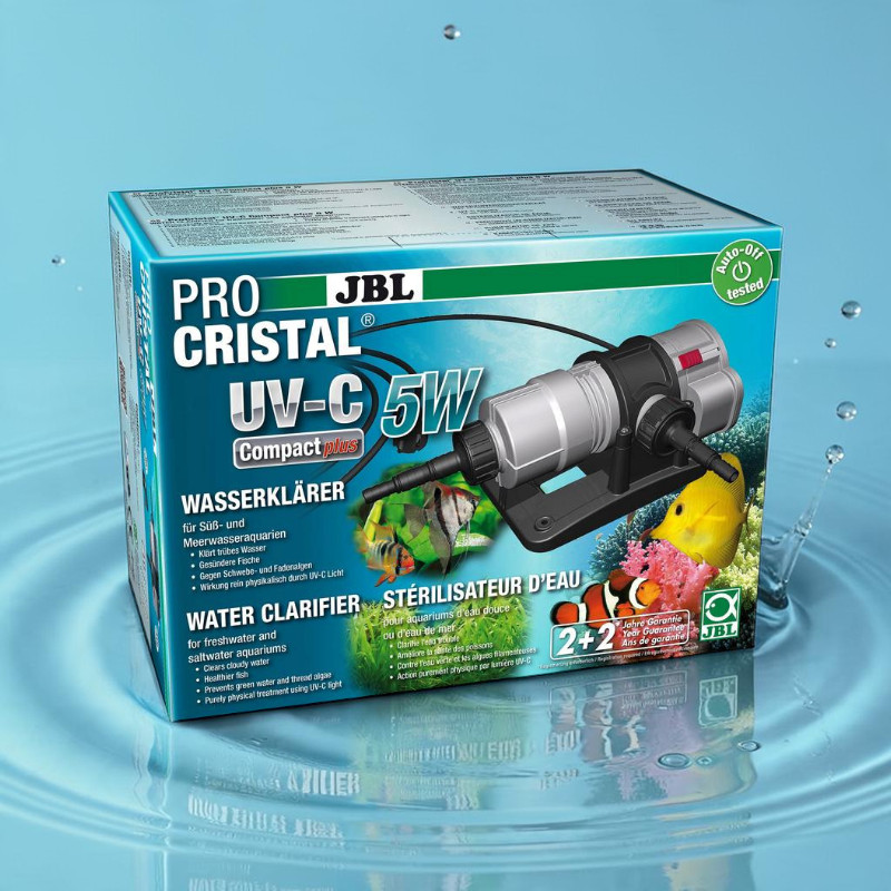 JBL Pro Cristal UV-C 5W Wasserklärer Verpackung auf blauem Wasserhintergrund. Abgebildet: UV-C Gerät und tropische Fische. Text: reinigt Süß-/Meerwasser, gegen Trübungen und Algen.