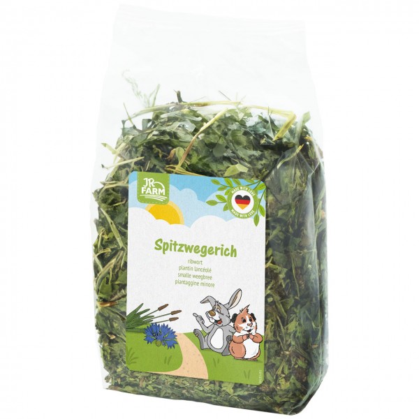 Transparenter Beutel mit getrocknetem grünem Spitzwegerich. Etikett: JR FARM, "Spitzwegerich" und weitere Sprachen. Illustration: Kaninchen und Meerschweinchen auf Pfad mit Kornblumen/Rohrkolben. "MADE WITH LOVE"-Siegel.