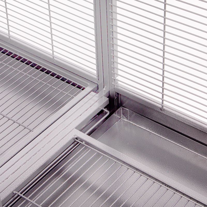 Vue détaillée d'éléments de cage à oiseaux : Barreaux, bac de fond, construction. Couleur argent.