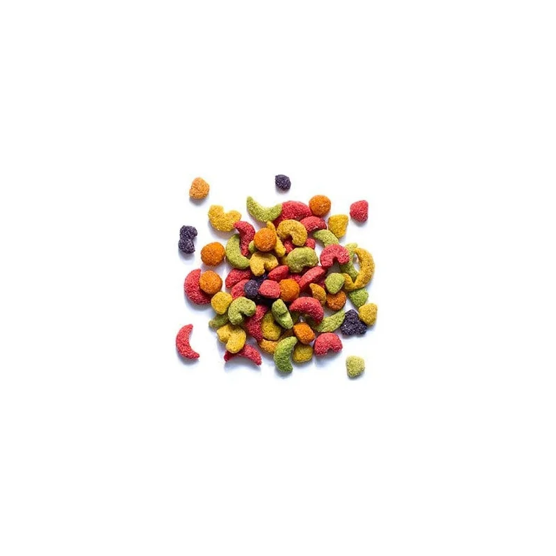 Pellets colorati di mangime per uccelli sono disposti al centro su sfondo bianco brillante. I pezzi sono sferici, a mezzaluna o irregolari. I colori dal rosso al viola scuro creano forte contrasto.