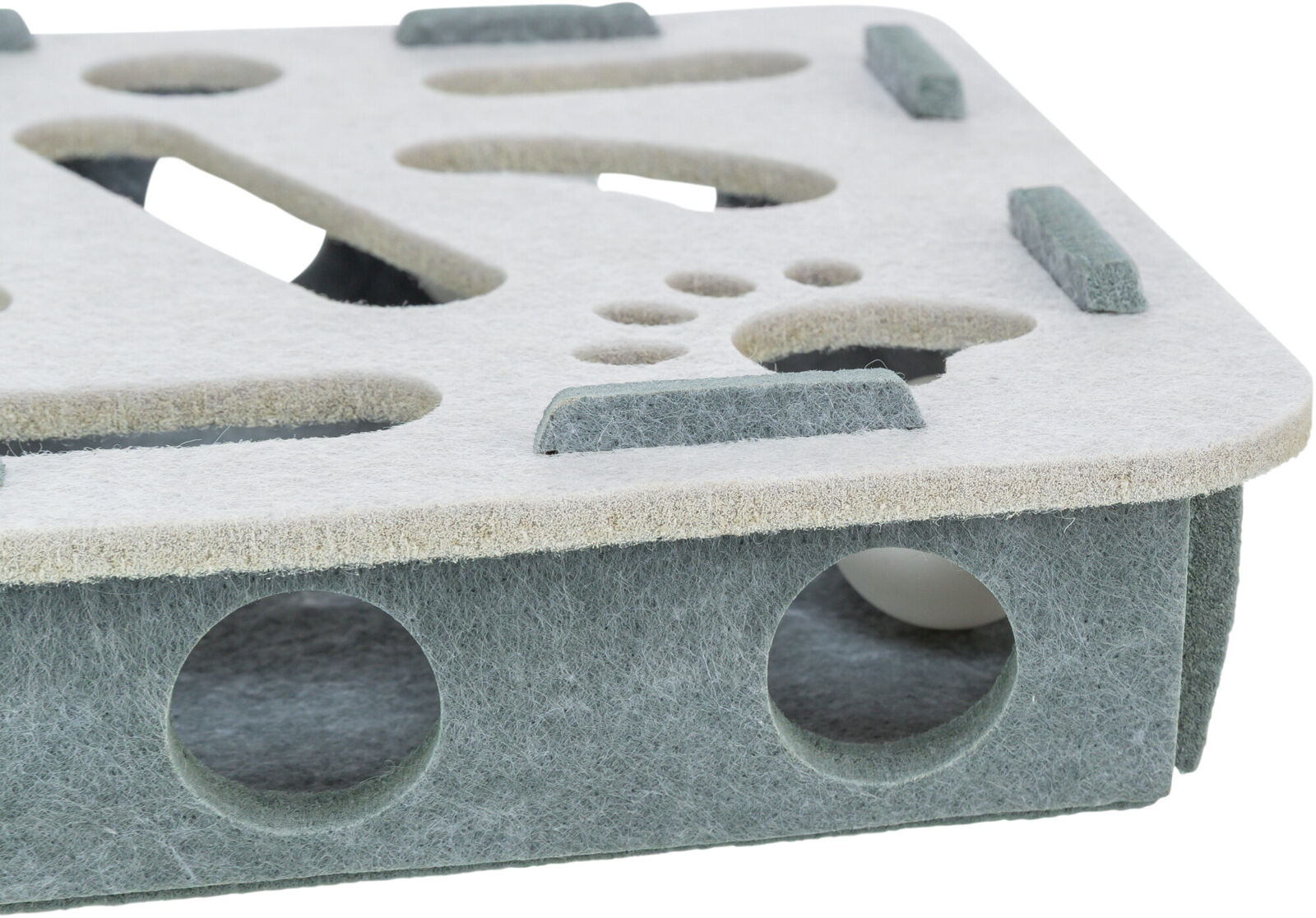 Elemento angolare di un giocattolo multi-livello per gatti in feltro grigio e beige chiaro. Superficie con ritagli, incluso un motivo a zampe di gatto, e piccoli blocchi di feltro in rilievo. A lato aperture con pallina bianca.