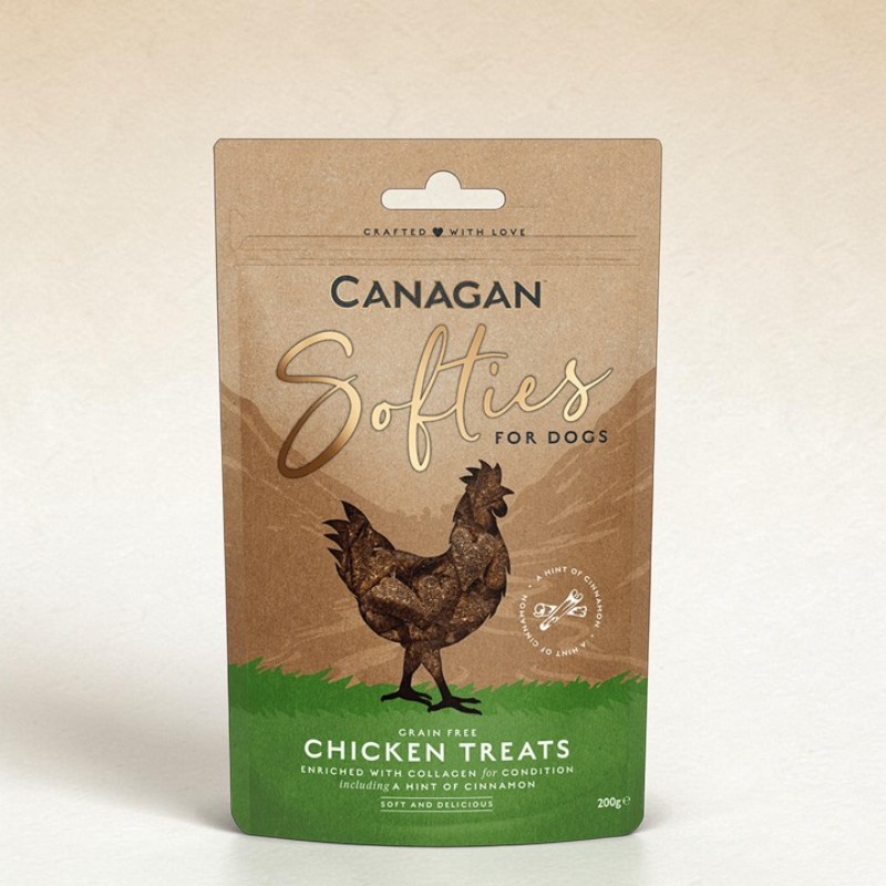 Emballage marron « Canagan » : friandises Softies pour chiens, bas vert. Au centre, silhouette de poulet marron foncé, inscription « Softies for Dogs » dorée. En bas : « Grain Free Chicken Treats », au collagène, touche de cannelle, 200 g.