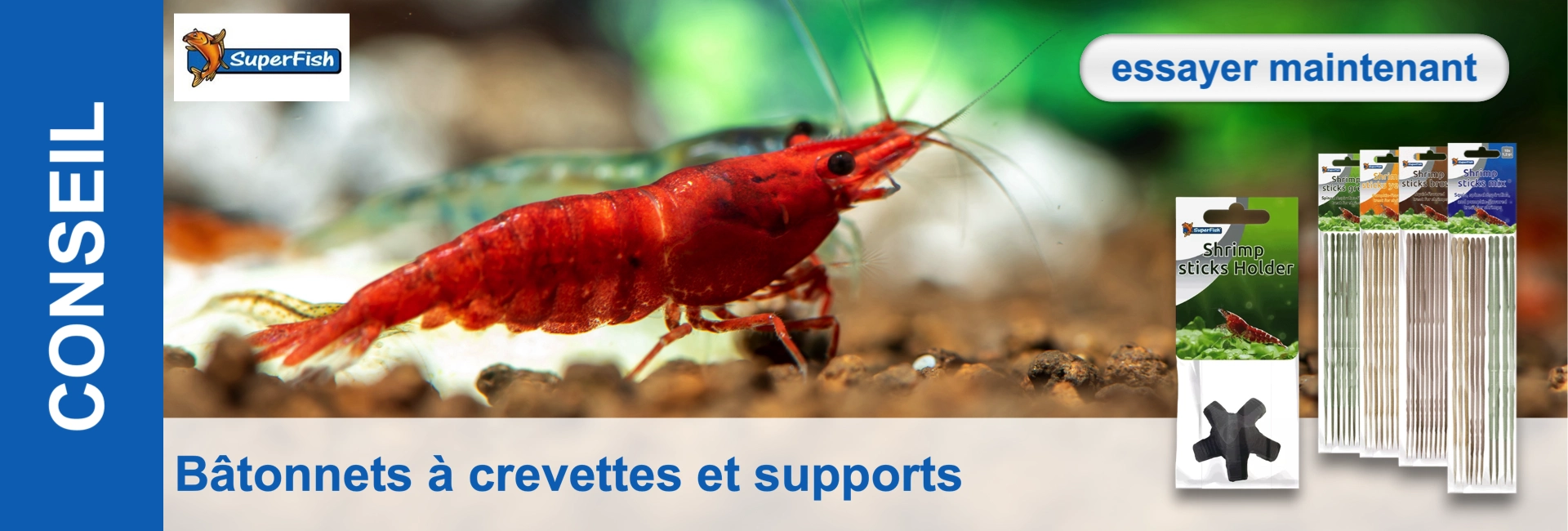 Gros plan d'une crevette rouge dans un aquarium sur un fond vert flou, emballages des produits à droite.