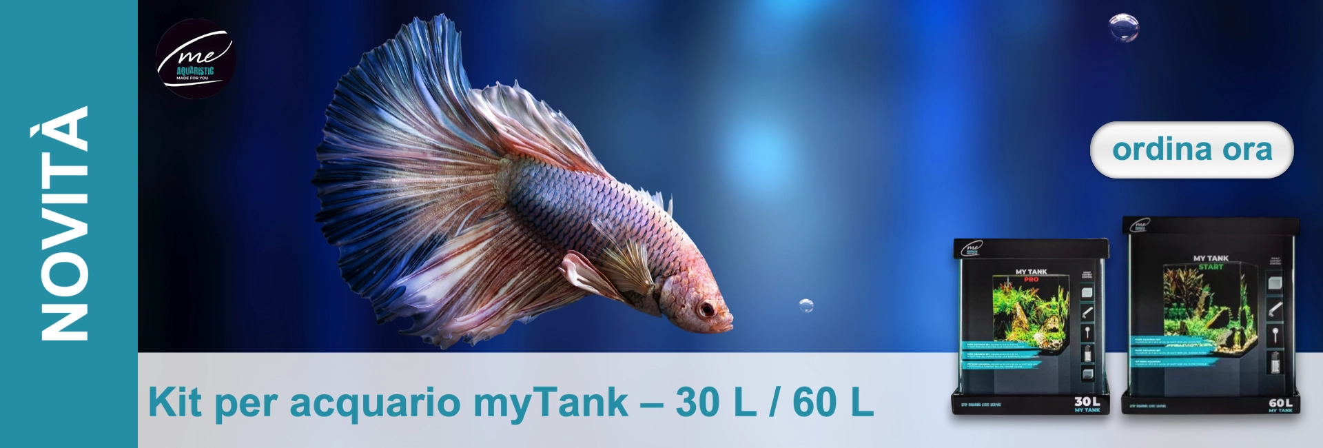 Un magnifico pesce betta da combattimento con pinne iridescenti e ampiamente spiegate nei toni del blu, rosa e bianco nuota davanti ad acque di un blu brillante. In basso a destra, due set MyTank da 30 L/60 L.