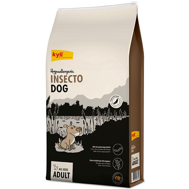 Confezione grande di cibo per cani InsectoDog Hypoallergen Adult di Kyli. Parte superiore beige chiaro, inferiore marrone scuro con scritta «Hypoallergenic INSECTO DOG». Cane cartone al lago. Icone: ipoallergenico, senza cereali.