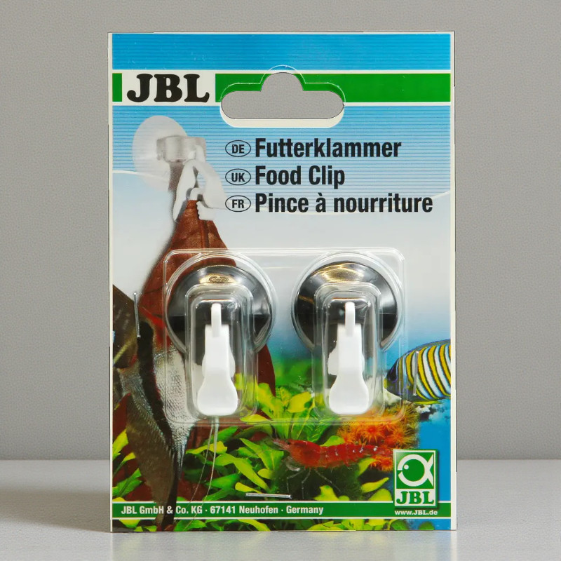 Confezione del food clip JBL con ventose e morsetti davanti alla scena dell'acquario.