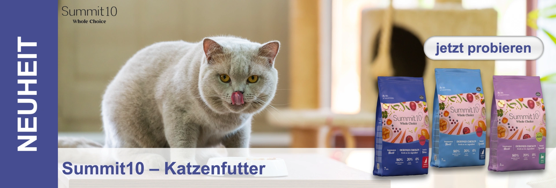 Graue Katze mit gelben Augen leckt sich die Nase vor einem Futternapf, daneben drei Katzenfutter-Packungen.