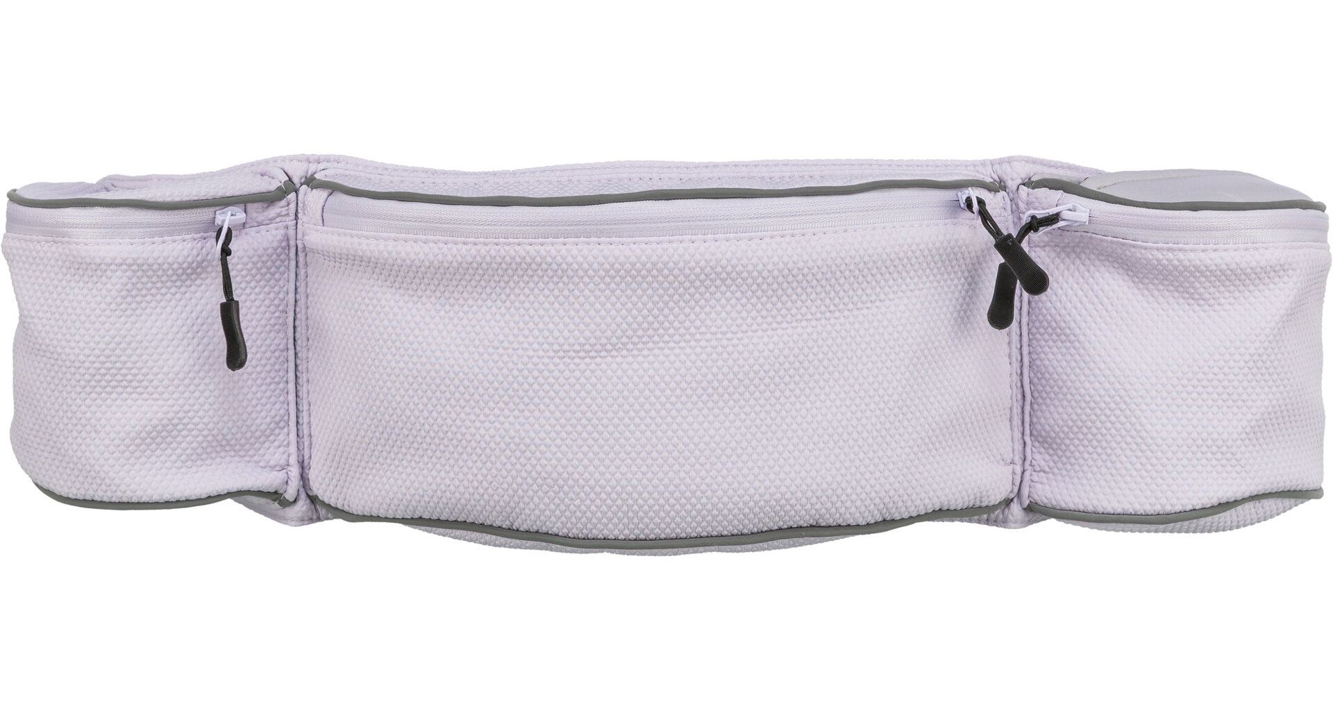 Helllila Bauchtasche mit strukturierter Oberfläche und drei Reißverschlussfächern. Das mittlere Fach ist das größte, flankiert von zwei kleineren Seitenfächern. Schwarze Zippergriffe. Grauer Rand unten und an den Fächerkonturen.