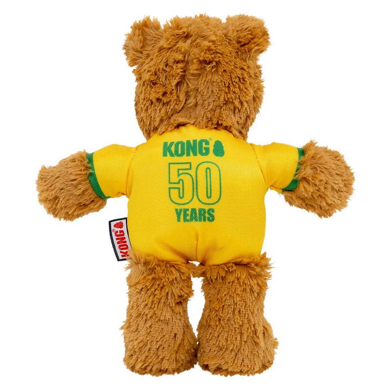 Brauner Plüsch-Teddybär von hinten. Er trägt ein leuchtend gelbes T-Shirt mit grünen Ärmelbündchen. Auf dem Rücken steht in Grün „KONG 50 YEARS“ als Hinweis auf ein 50-jähriges Jubiläum. Seitlich ein weiß-rotes KONG-Etikett.
