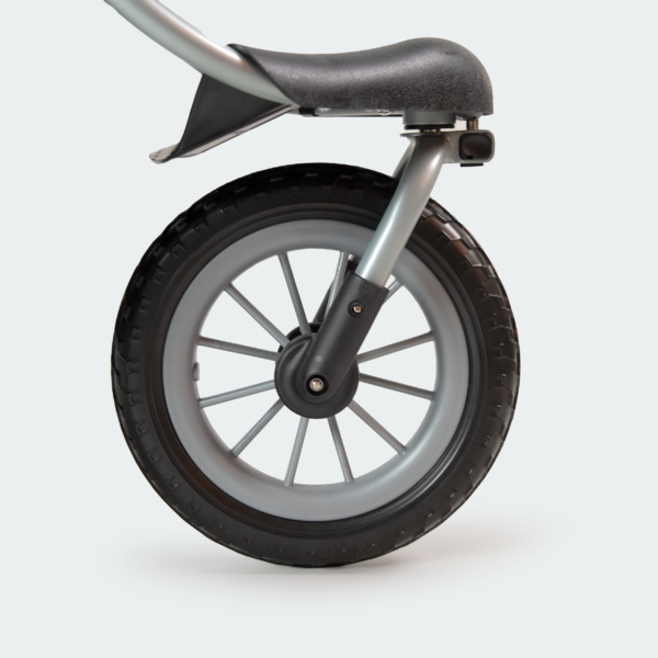 Primo piano: ruota anteriore di InnoPet Buggy Comfort EFA con cerchio grigio e pneumatico nero su sfondo chiaro.